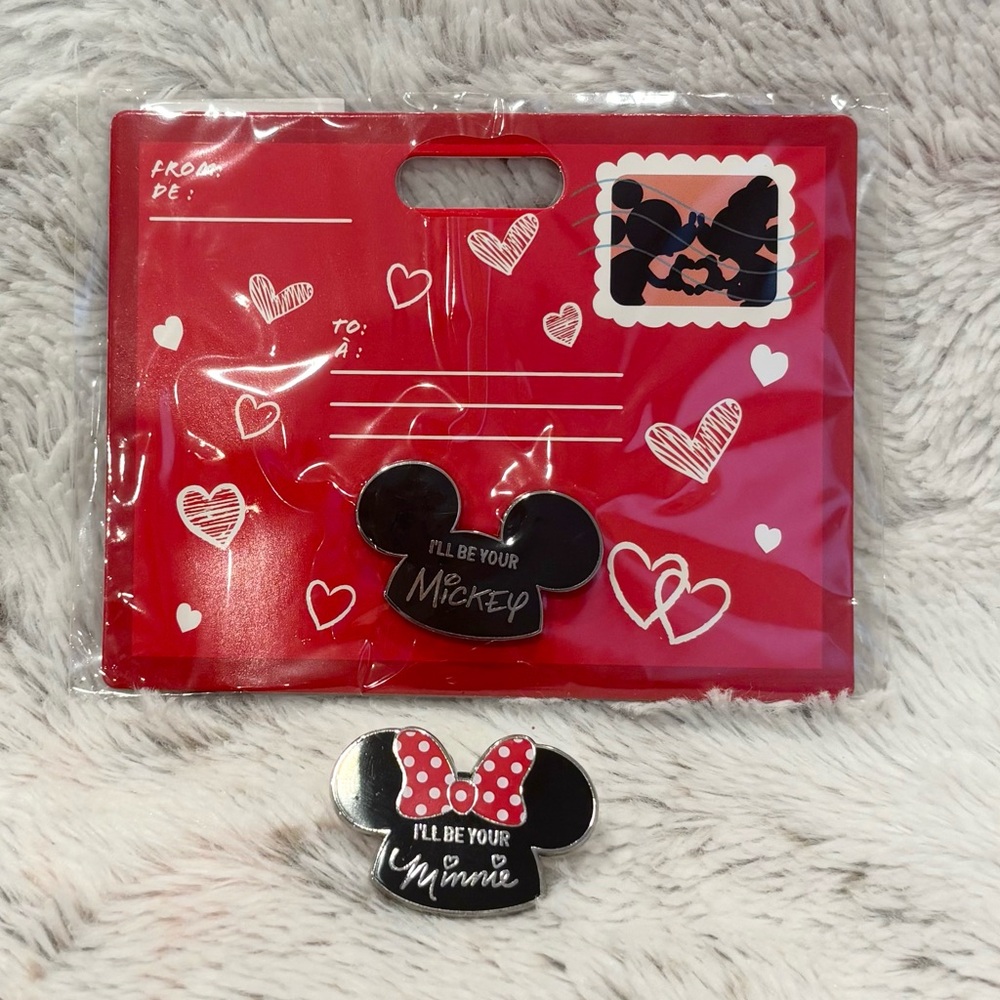Disney Store Valentine Pin Set Mickey Mouse Minnie Mouse 2019 Postcard NEW